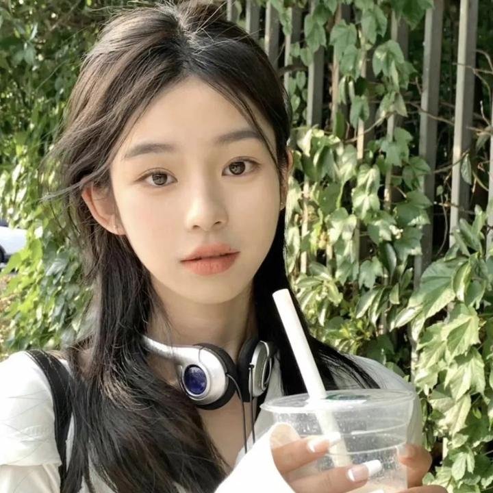 碧窗艳影